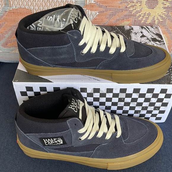Vans Men’s Skate Half Cab
Navy/Gum
VN0A5FCDNGM
Sneakers - Picture 2 of 16